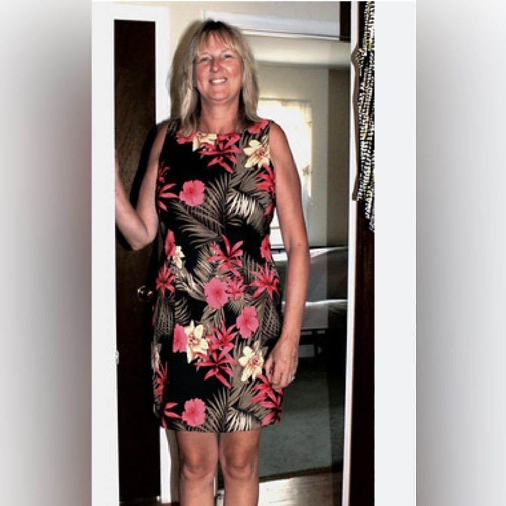 Women’s ALYX floral dress with zip up back, round neck line.  Excellent Sz 8